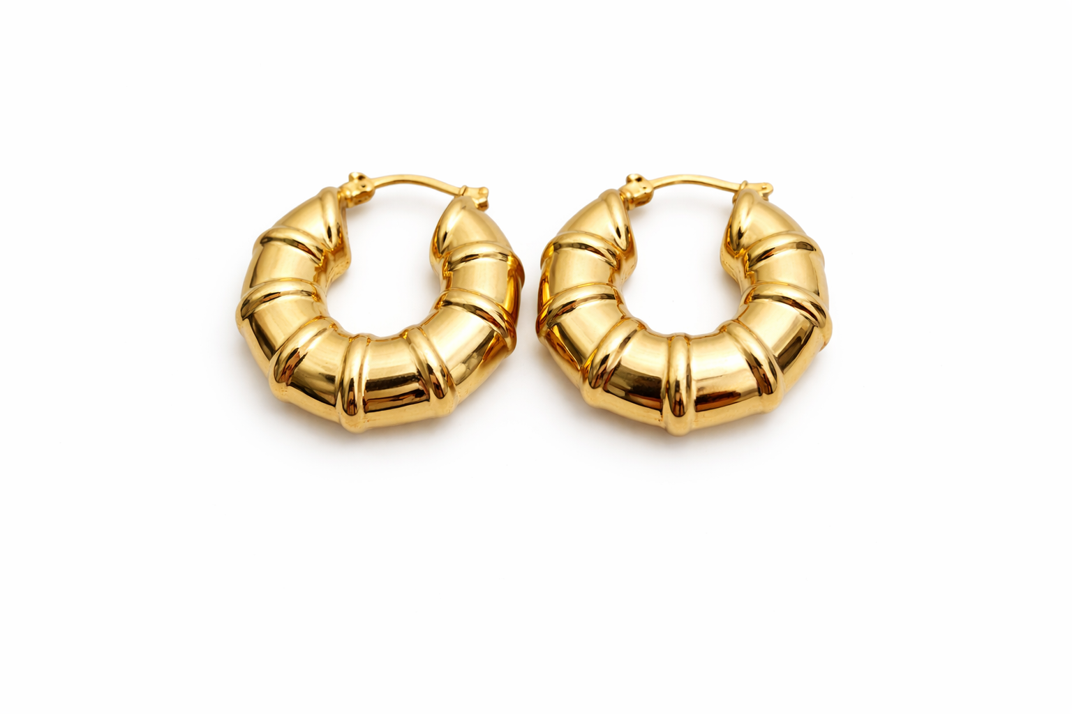 Ribbed design gold hoop earrings 