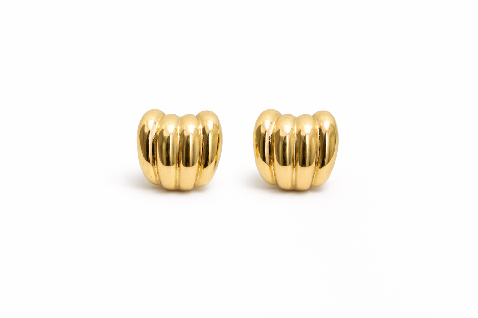 Gold ribbed stud earrings