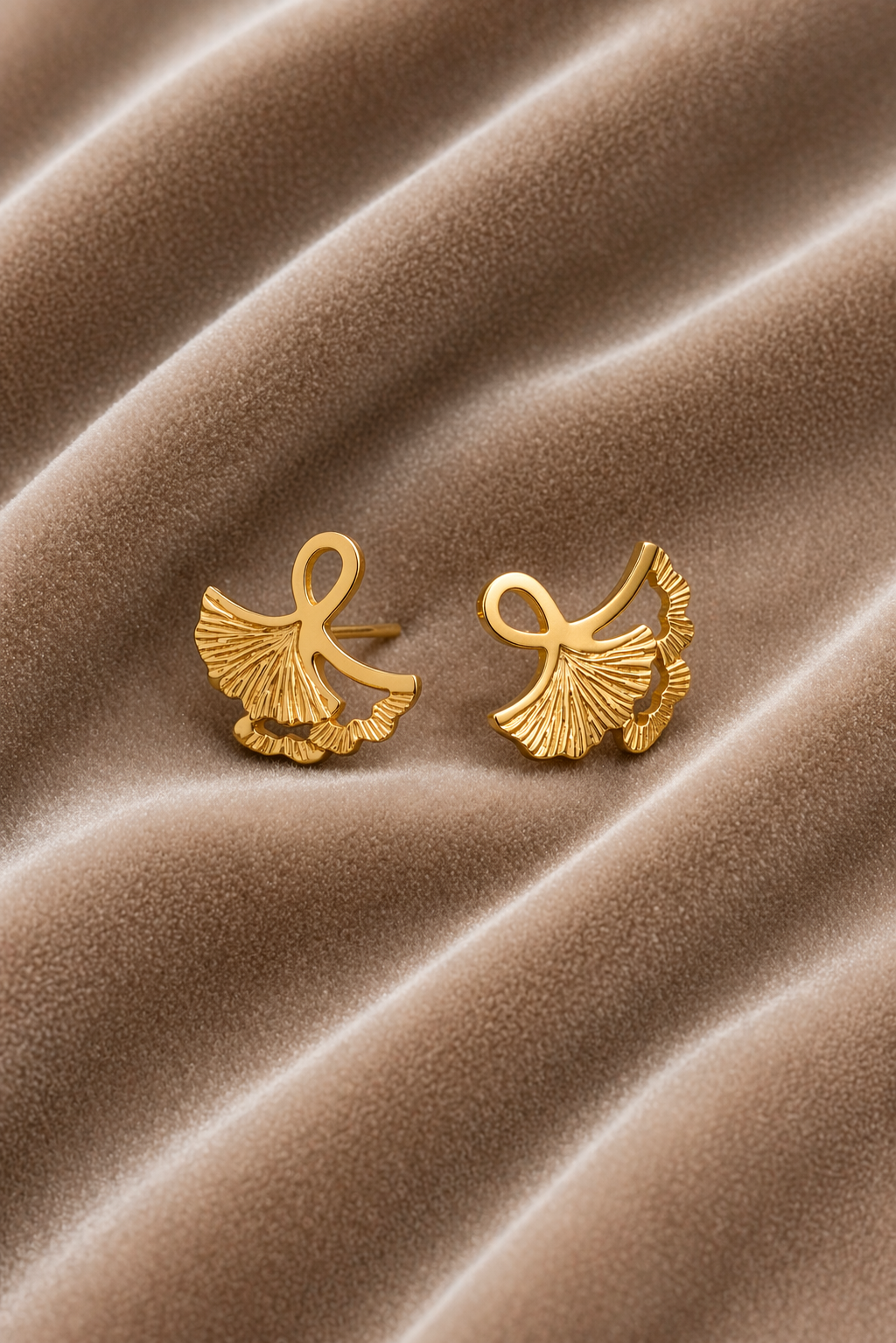 Chic gold stud earrings on velvwt