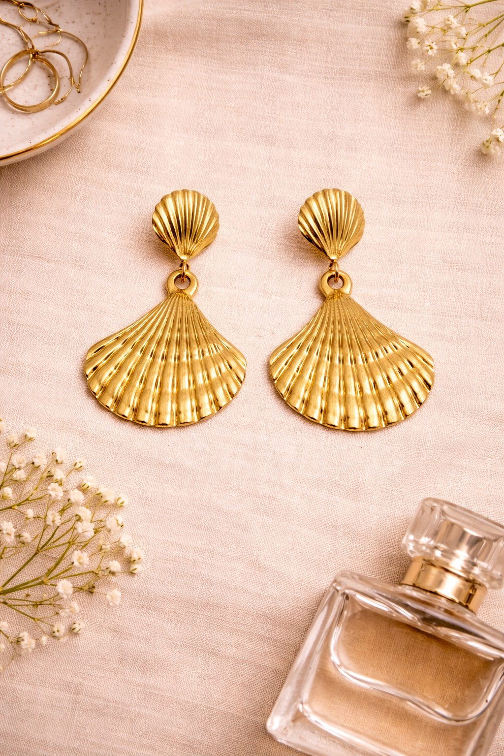 Elegant gold seashell earrings