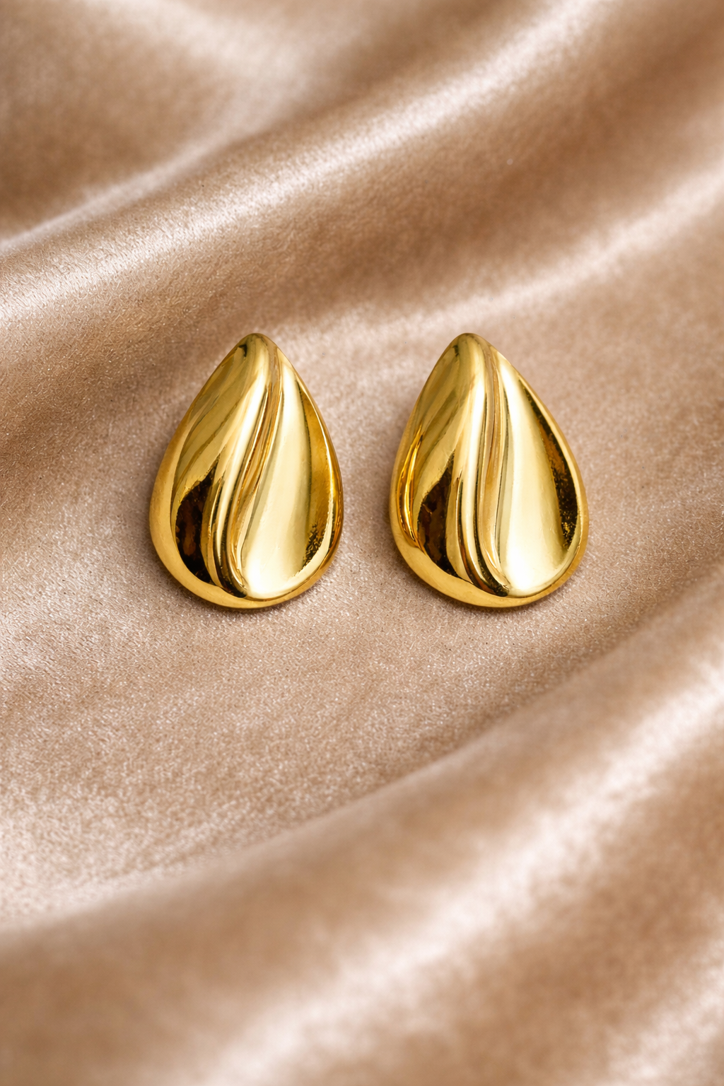 Golden earring with soft waves