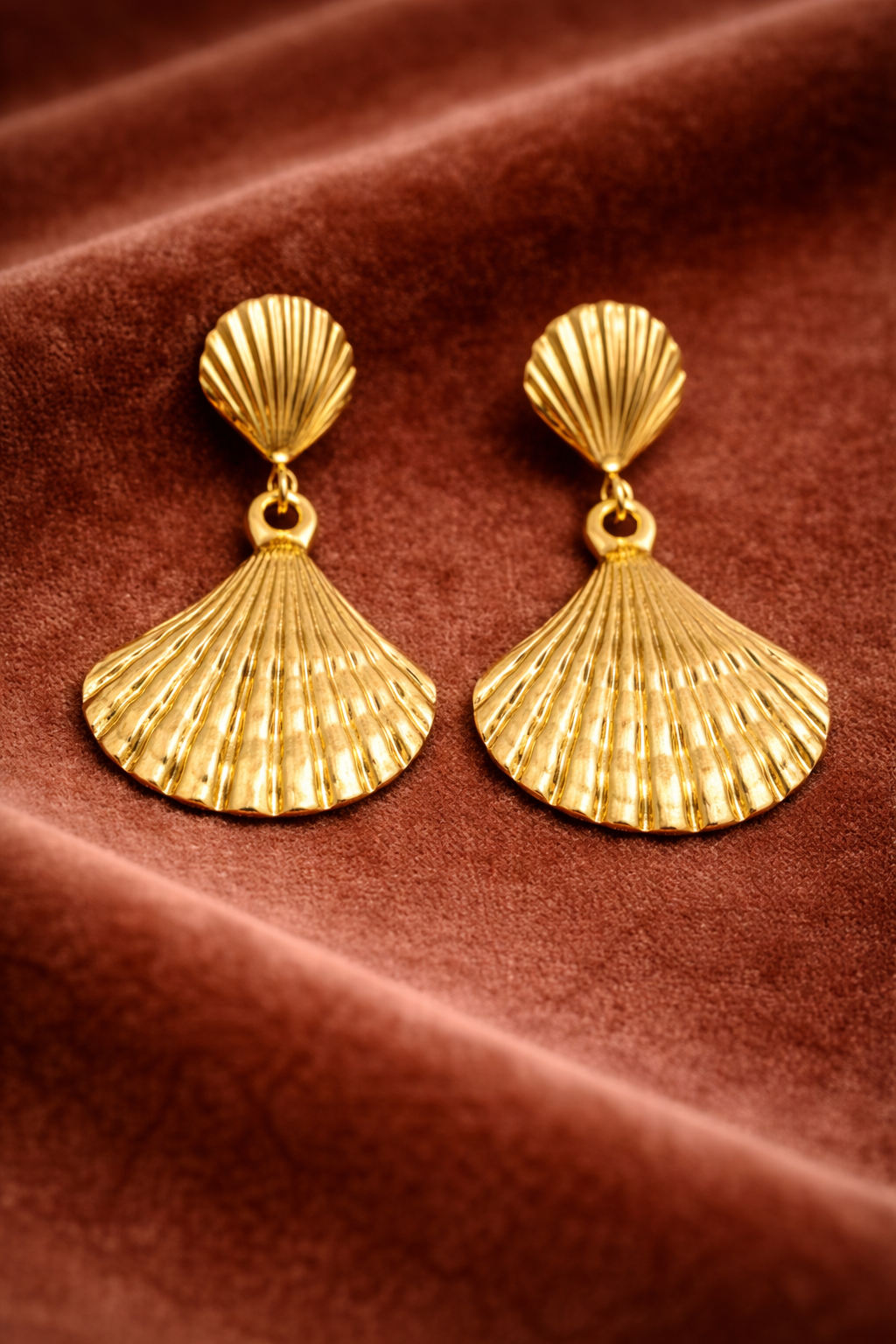 Elegant gold seashell earrings