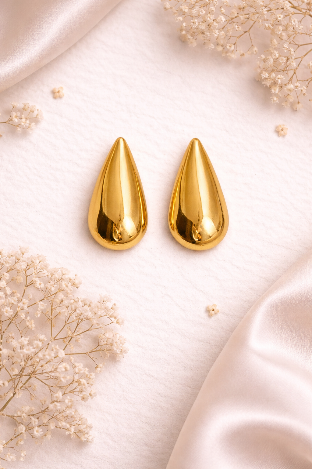 Elegant gold teardrop earrings 