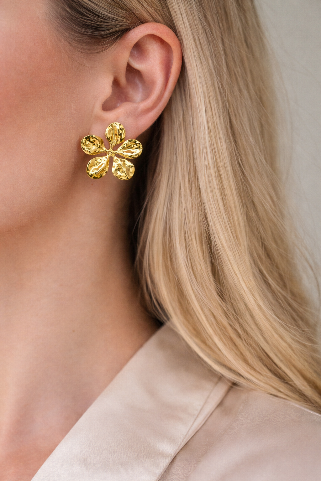Gold flower stud earrings trial 